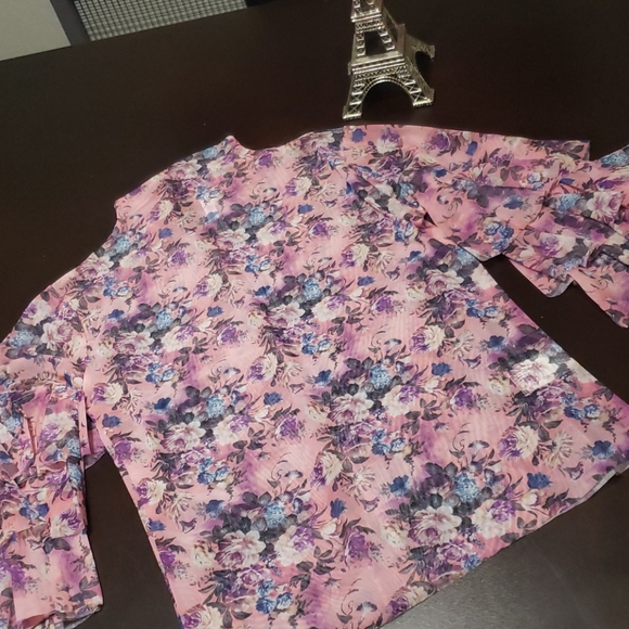 🌼New boutique floral sheer top - Picture 4 of 9